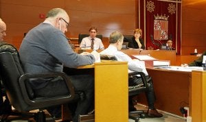 El alcalde, Joseba Goikuria, al fondo, preside un pleno con el portavoz socialista, Juan Otermin, en primer plano. ::
PEDRO URRESTI