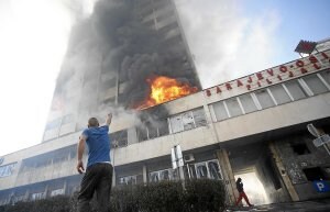 Un edificio gubernamental arde en las protestas de ayer en Tuzla. /REUTERS
