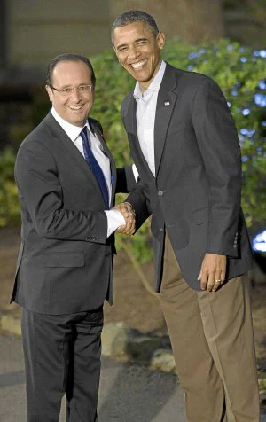 Obama y Hollande se saludan en Camp David en mayo de 2012. /AFP