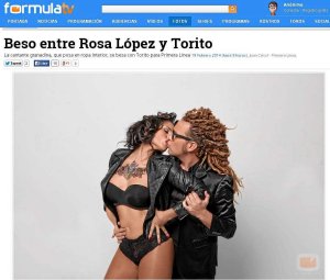 Rosa López se besa con Torito, colaborador televisivo, en una sesión de fotos. /PRIMERA LÍNEA