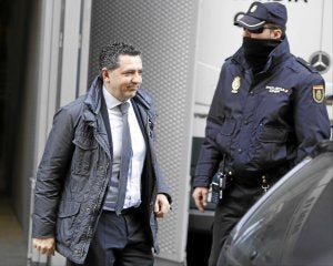 Carlos Cuevas, a su salida de la Audiencia Nacional tras declarar ante el juez Pablo Ruz./ J. M. LADRA