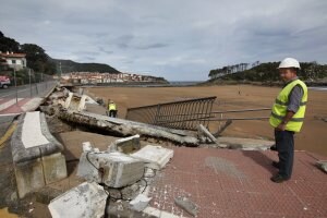 El paseo marítimo de Karraspio quedó destrozado por los temporales. ::
MAIKA SALGUERO