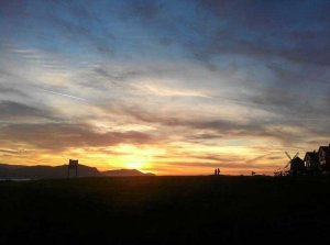 Atardecer en el paseo getxotarra de La Galea, con el molino de Aixerrota a la derecha. /Gonzalo Ferrandez