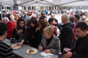 Deparkel recaudó fondos con la venta de pintxos. ::
FÉLIX MORQUECHO