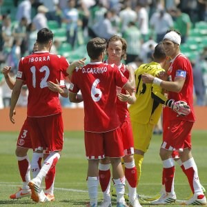Los jugadores del Sevilla se abrazan para celebrar un nuevo triunfo. ::
EFE