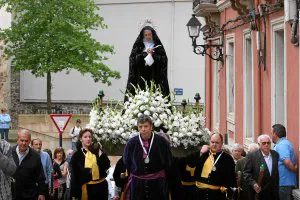 Bermeo volverá a acoger mañana las procesiones del Santo Encuentro y del Santo Entierro. ::
M. SALGUERO