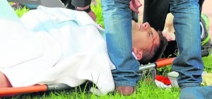 Jonathan Reguero fue retirado en camilla del Municipal de Guijuelo con una brecha en la cabeza. ::
CHEMA DÍEZ