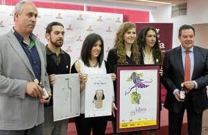 Lecea, los tres alumnos de la Esdir premiados, Magaña y Ureña, ayer, en la presentación de la campaña. ::
C. R.