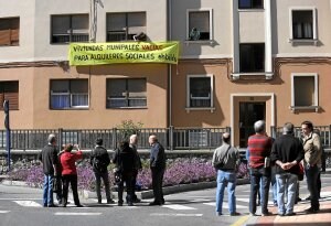 Ediles de Bildu protagonizaron ayer la ocupación símbolica de un piso en Barakaldo. ::
FERNANDO GÓMEZ