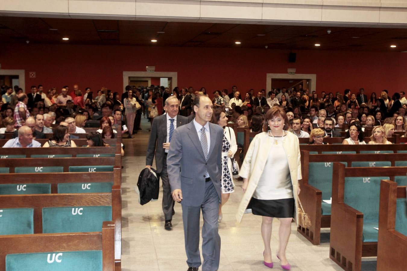 Los primeros grauados en Direción y Administración de Empresas d ela UC se gradúan