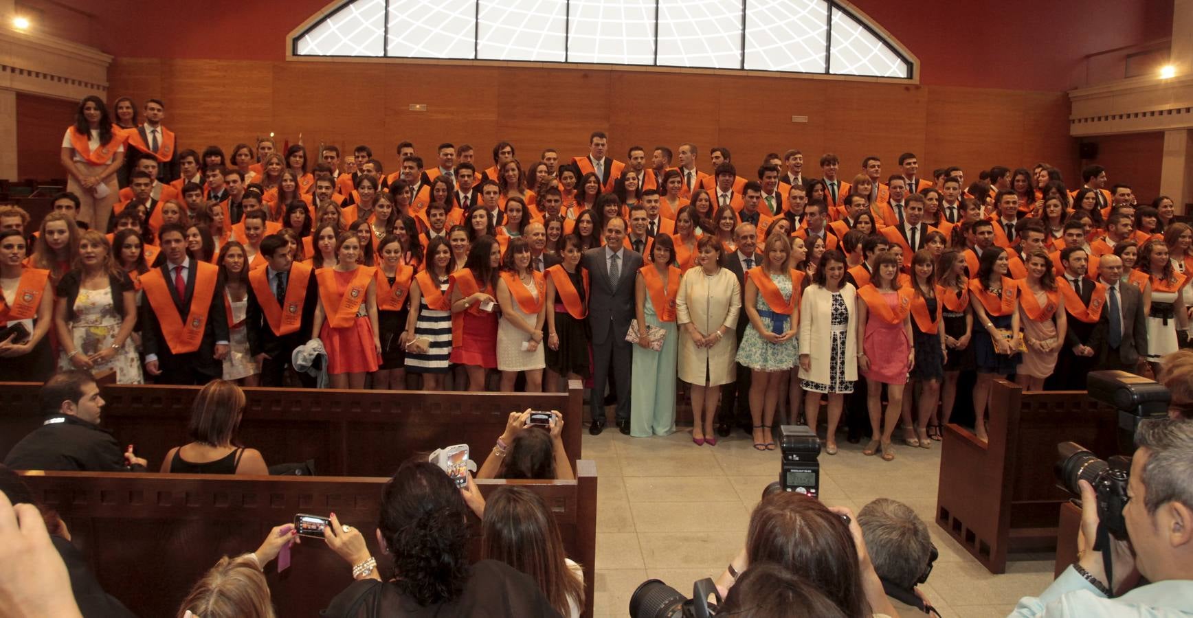 Los primeros grauados en Direción y Administración de Empresas d ela UC se gradúan