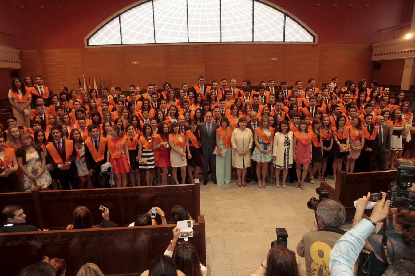 Los primeros grauados en Direción y Administración de Empresas d ela UC se gradúan