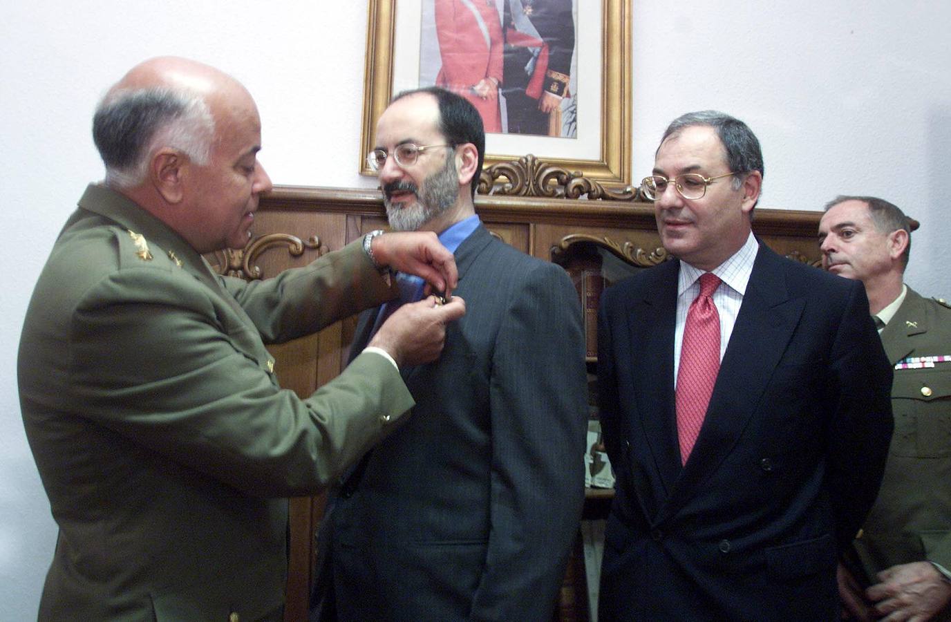 José Luis Casado Soto tras recibir la Cruz de Mérito Militar con distintivo blanco, de manos del Delegado de Defensa en Cantabria, Miguel Angel Merino