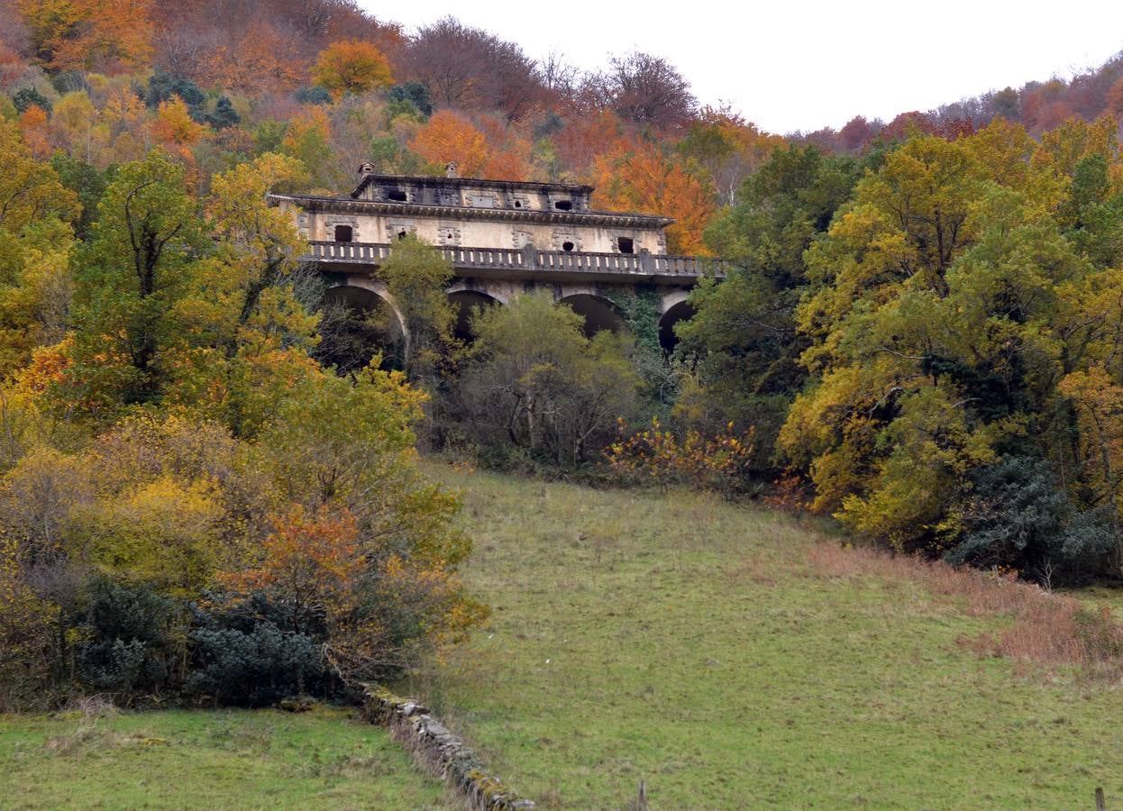 En otoño, el colorido del follaje embellece el paraje en el que se asienta la estación de Yera.