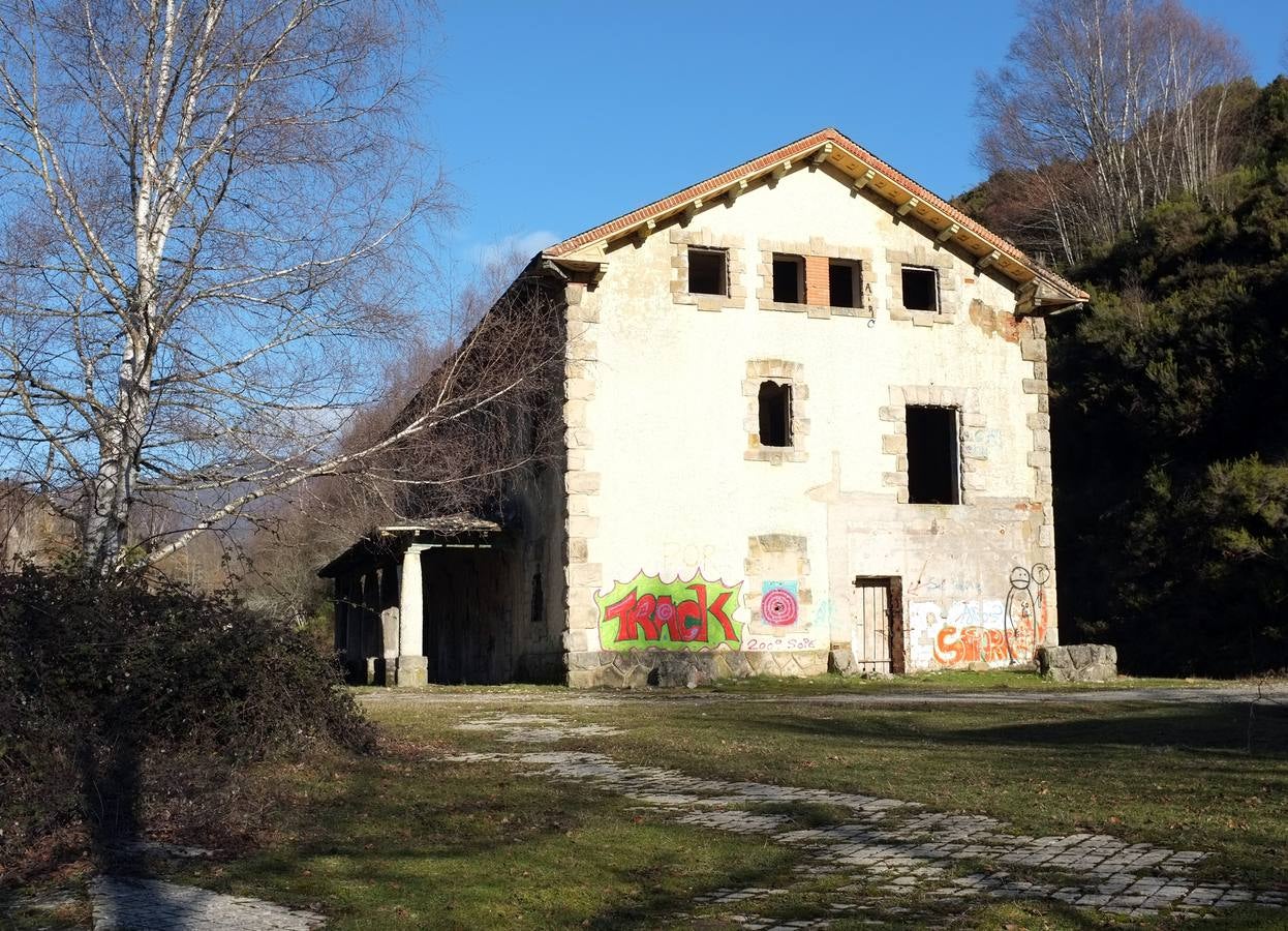 Edificio de pasajeros de la estación de La Engaña, que funcionó como clínica durante las obras.