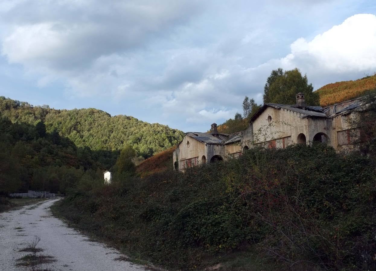Chalés de los ingenieros de la obra del túnel, en La Engaña, en el lado de Valdeporres.