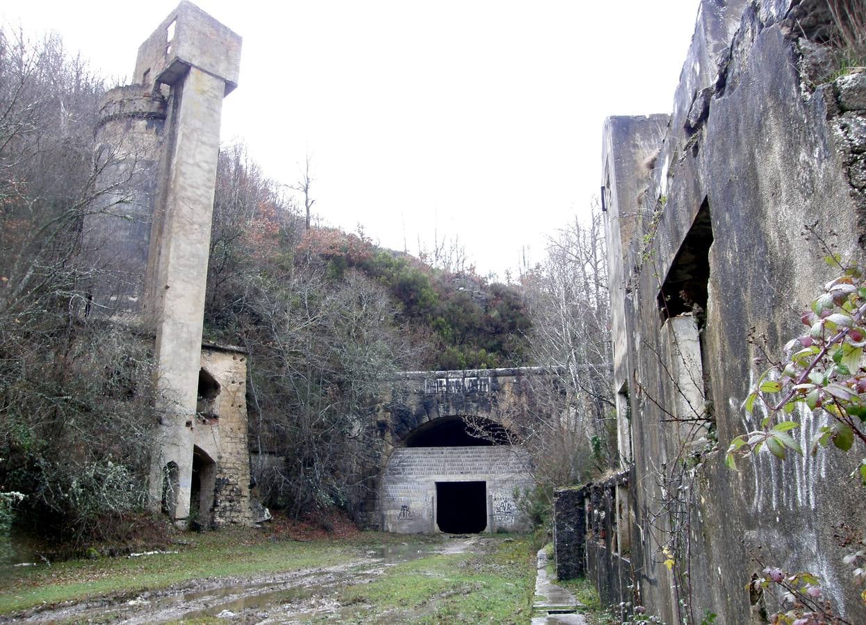 Boca sur del túnel de La Engaña, en Valdeporres, entre la hormigonera y el edificio del generador eléctrico.