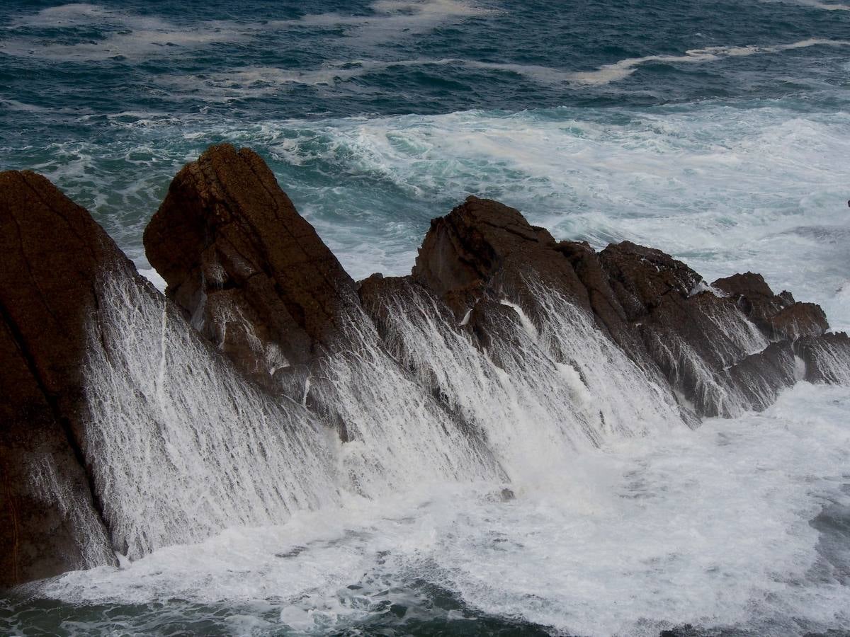 Las olas dibujan el paisaje de Costa Quebrada