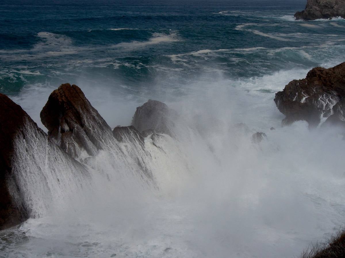 Las olas dibujan el paisaje de Costa Quebrada