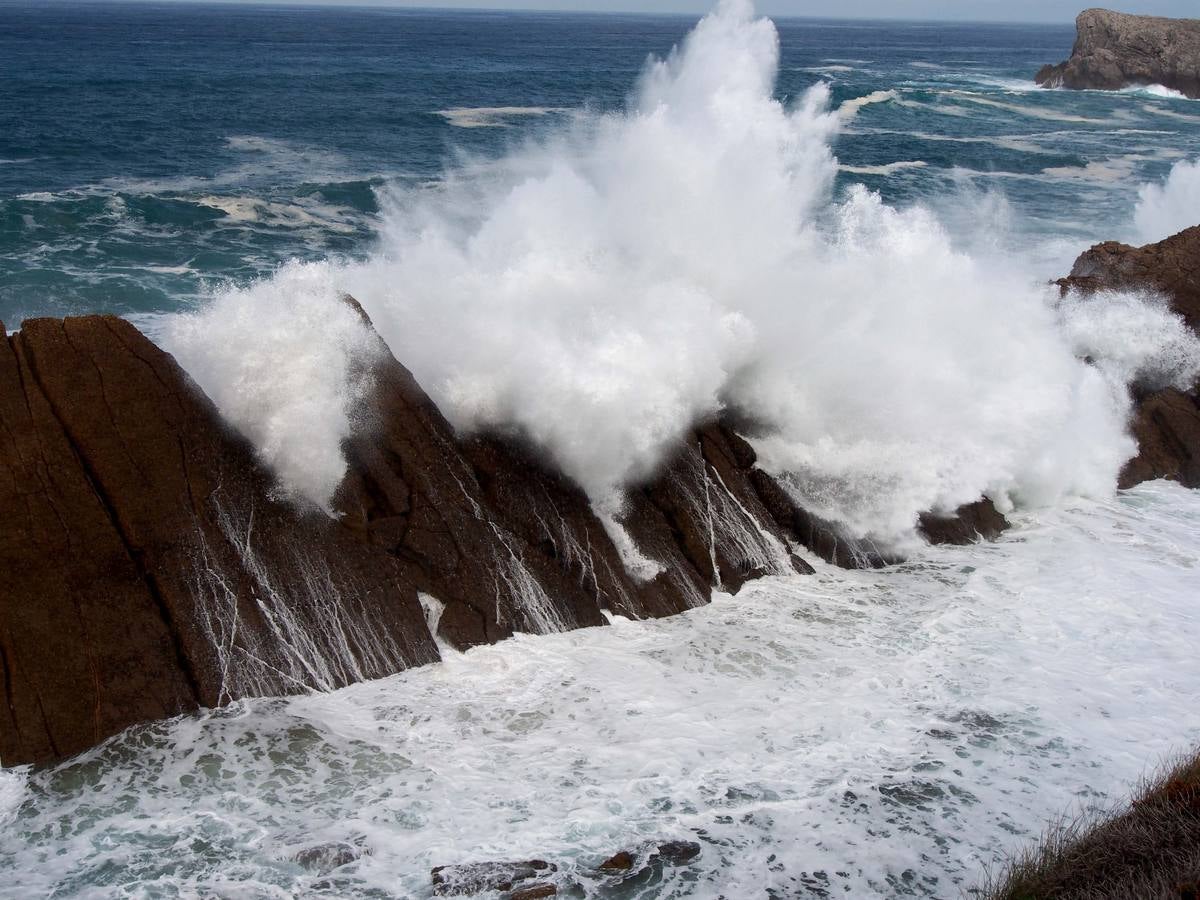 Las olas dibujan el paisaje de Costa Quebrada
