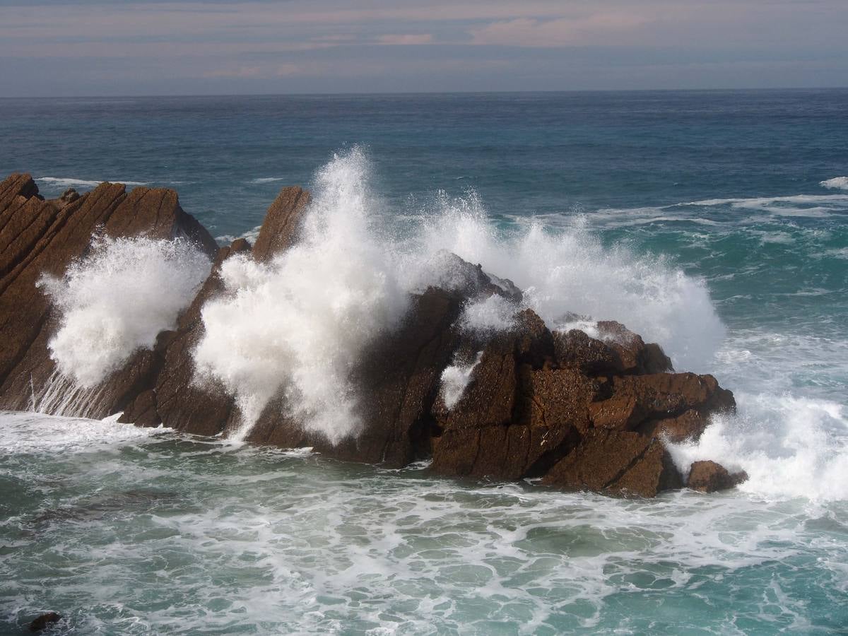 Las olas dibujan el paisaje de Costa Quebrada