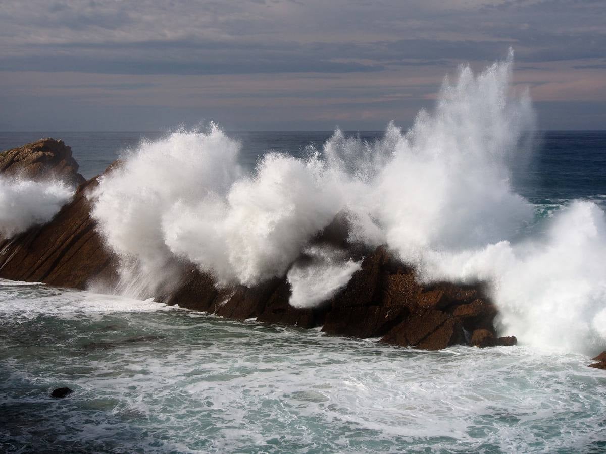 Las olas dibujan el paisaje de Costa Quebrada
