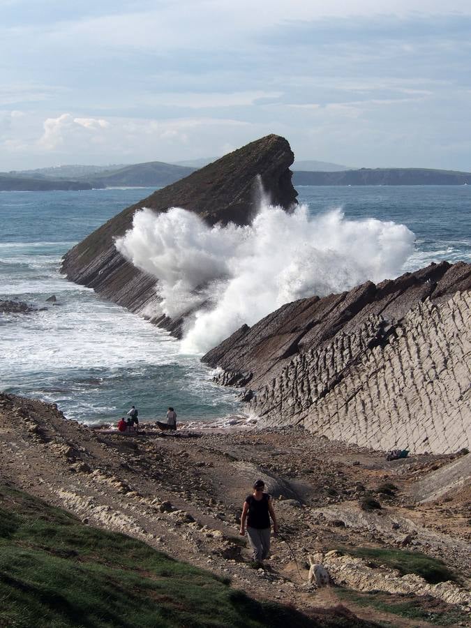 Las olas dibujan el paisaje de Costa Quebrada