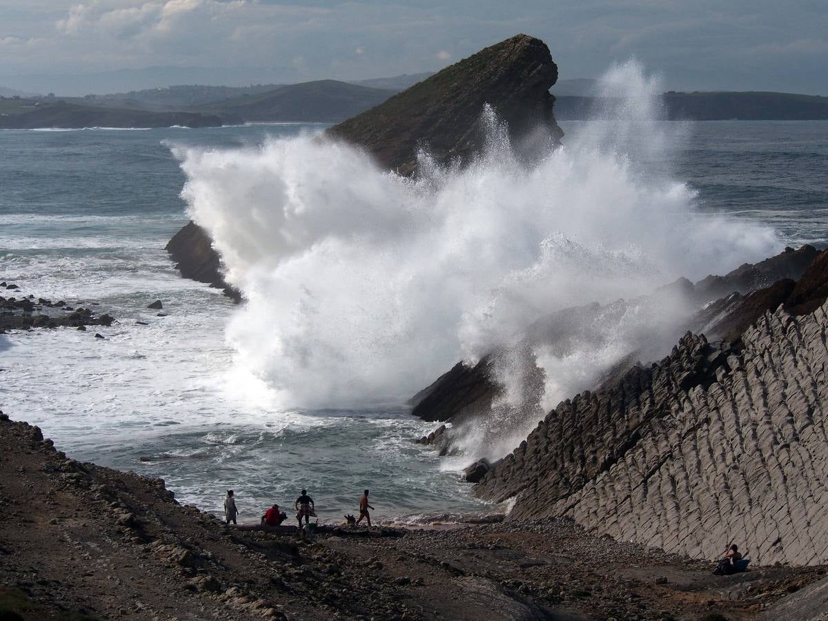 Las olas dibujan el paisaje de Costa Quebrada