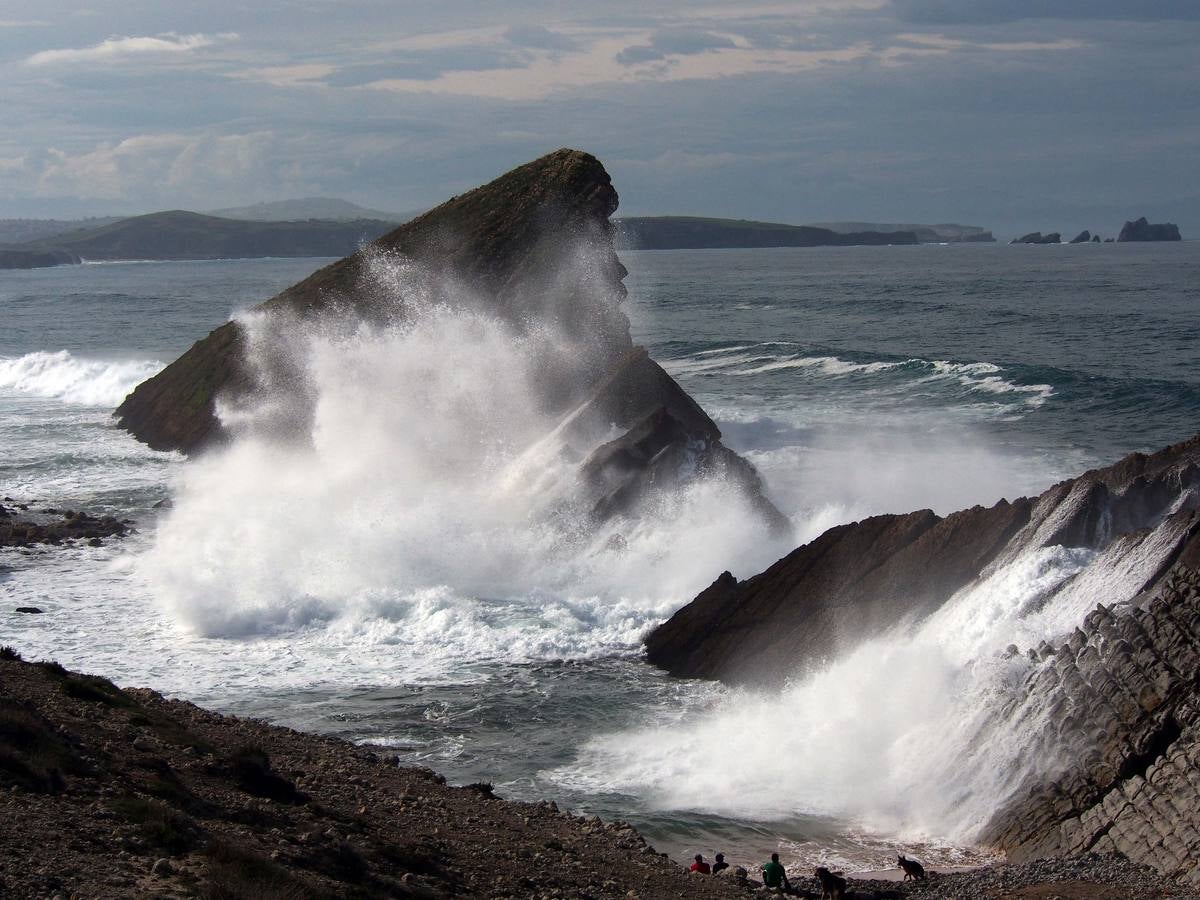 Las olas dibujan el paisaje de Costa Quebrada