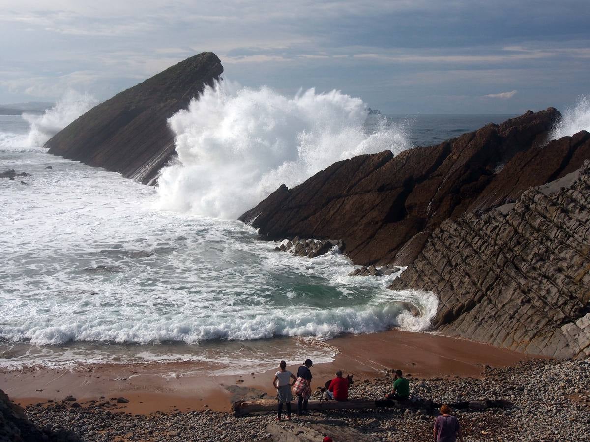 Las olas dibujan el paisaje de Costa Quebrada