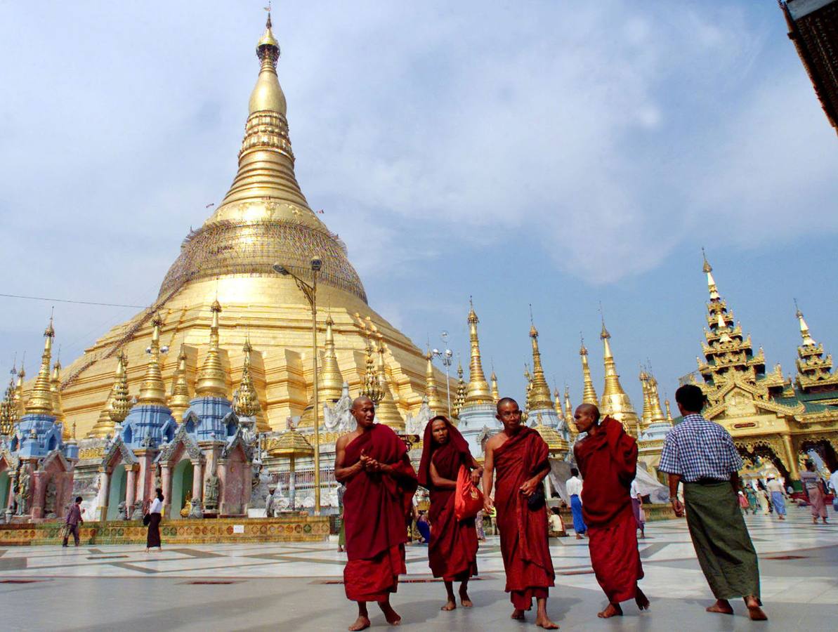 Monjes budistas caminando alrededor de la pagoda