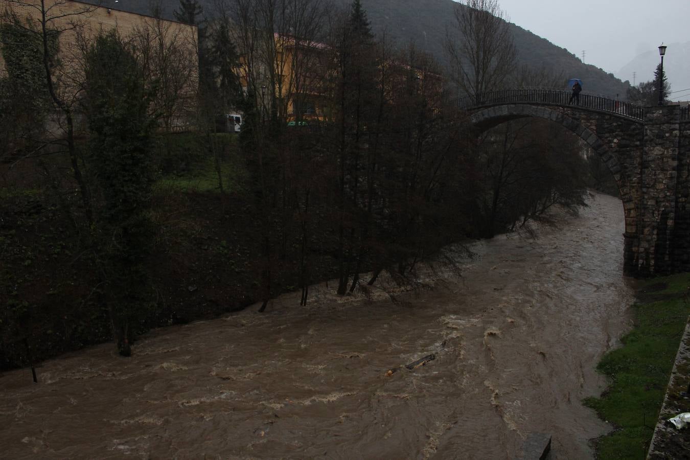 El río Deva se desborda a su paso por Potes