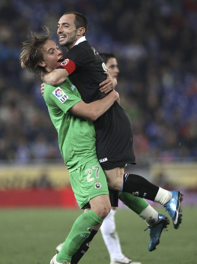 El mediocentro del Racing de Santander Sergio Canales celebra con su compañero Pedro Munitis