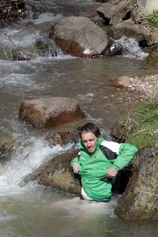 Entrenamiento en los Picos de Europa. Munitis se refresca a su llegada a Espinama