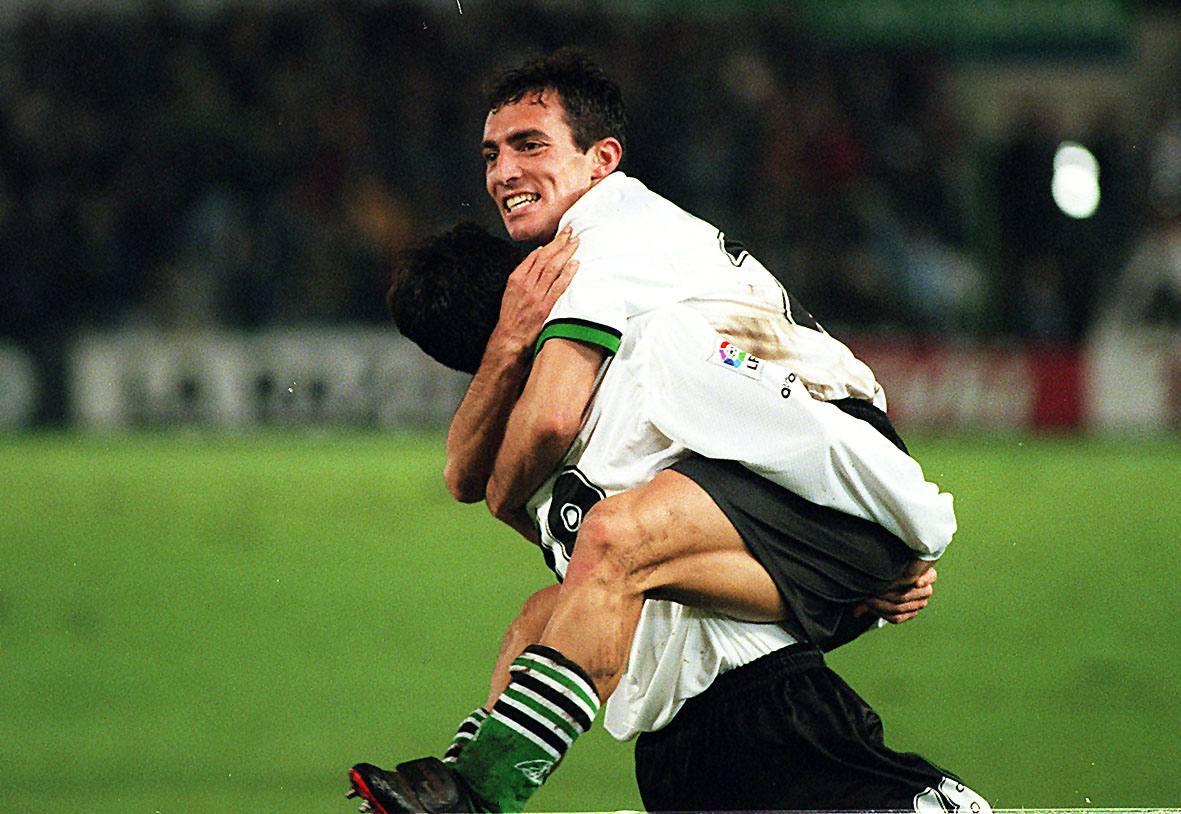 Munitis y Víctor celebrando un gol