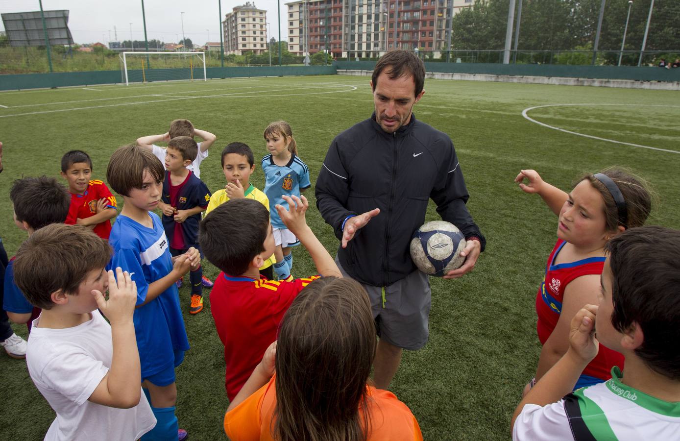 Pedro Munitis, excapitán del Racing, entrena al equipo benjamín del Bario Pesquero, en Santander