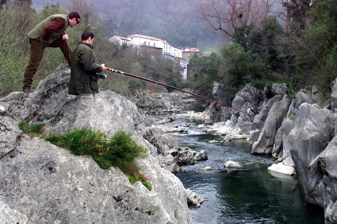 Pesca de salmón en el río Pas.