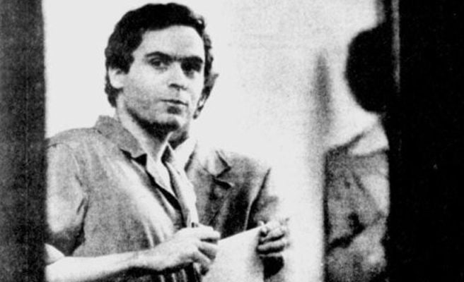Ted Bundy, secuestro y asesinó brutalmente a 30 mujeres.