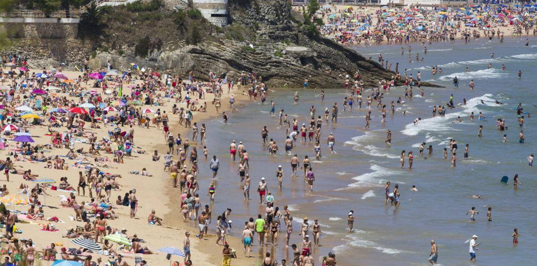 Las playas de El Sardinero, como las del resto de Cantabria, se llenaron de bañistas.