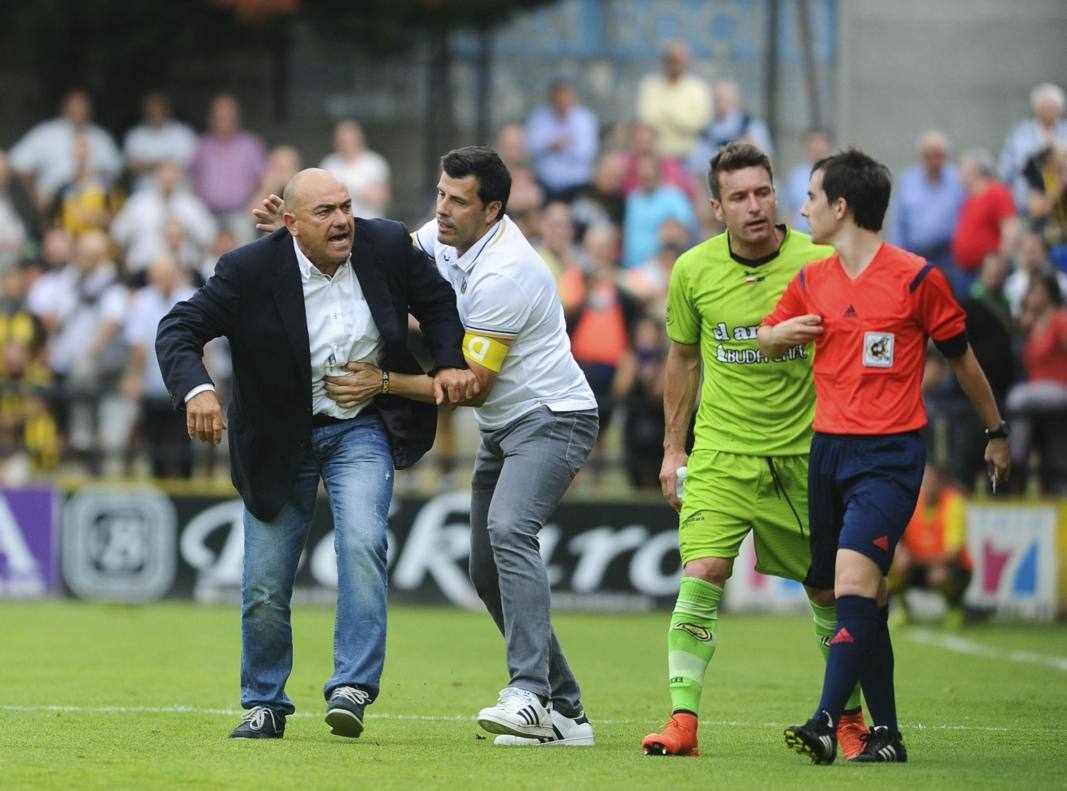 No pudo ser el ascenso del Cayón a Segunda B tras perder el partido contra el Portugalete. Jesús Mantecón, a la izquierda, es sujetado por el delegado del Portugalete, junto a Óscar Briz y el colegiado, Martínez García
