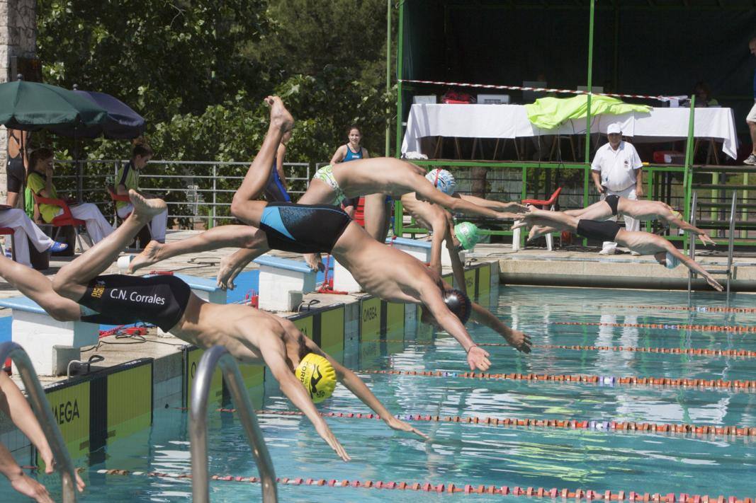 Campeonatos de Cantabria Absolutos de Natación celebrados en la piscina descubierta de Parayas.Texto: