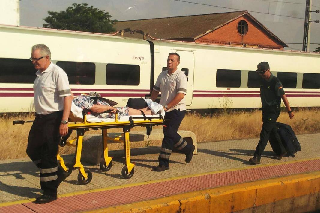 El tren Alvia Madrid-Santander estuvo parado tres horas a 40º en Dueñas, por corte de suministro en la catenaria. Los propios pasajeros tomaron fotografías de cómo otra viajera era evacuada.
