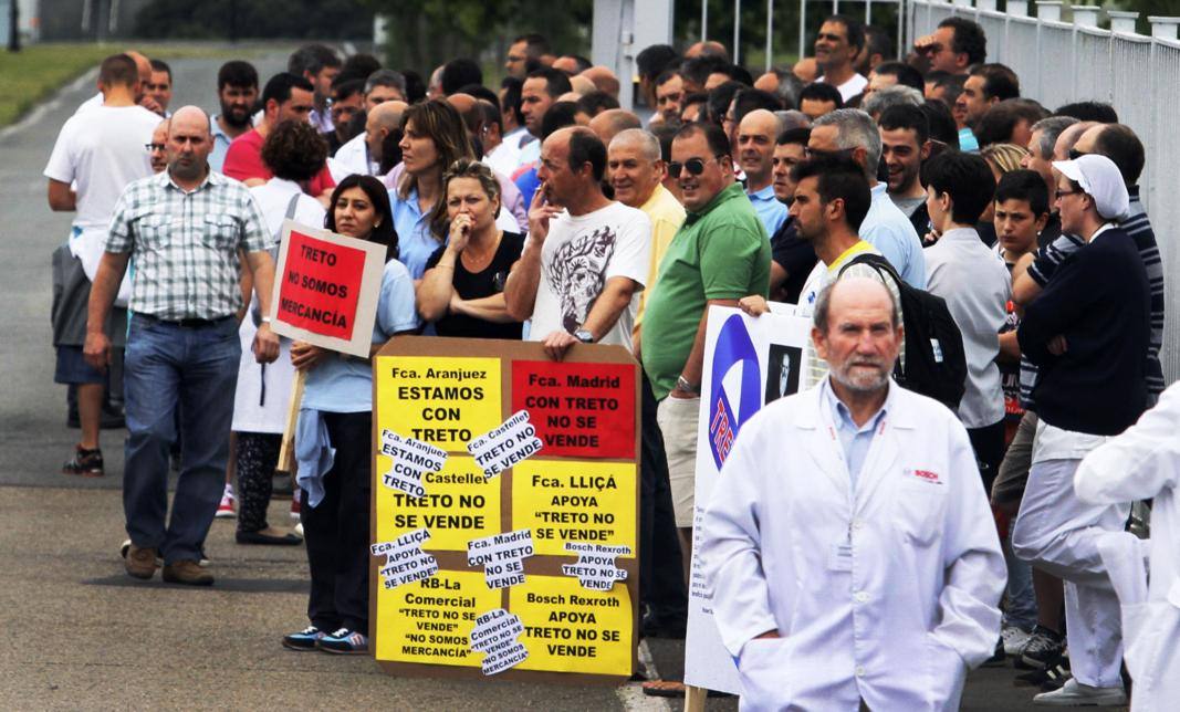 Concentración de trabajadores de la fábrica Robert Bosch de Treto a las puertas de la empresa en rechazo a su puesta en  venta.