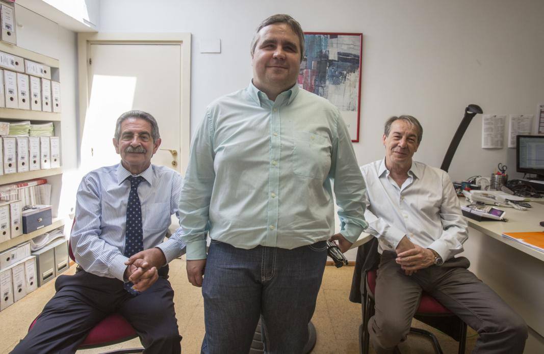 Reencuentro en el Parlamento de Cantabria de Miguel Ángel Revilla y el diputado ciego de Podemos, Alberto Bolado, que hace 30 años logró que fuera tratado en Boston.