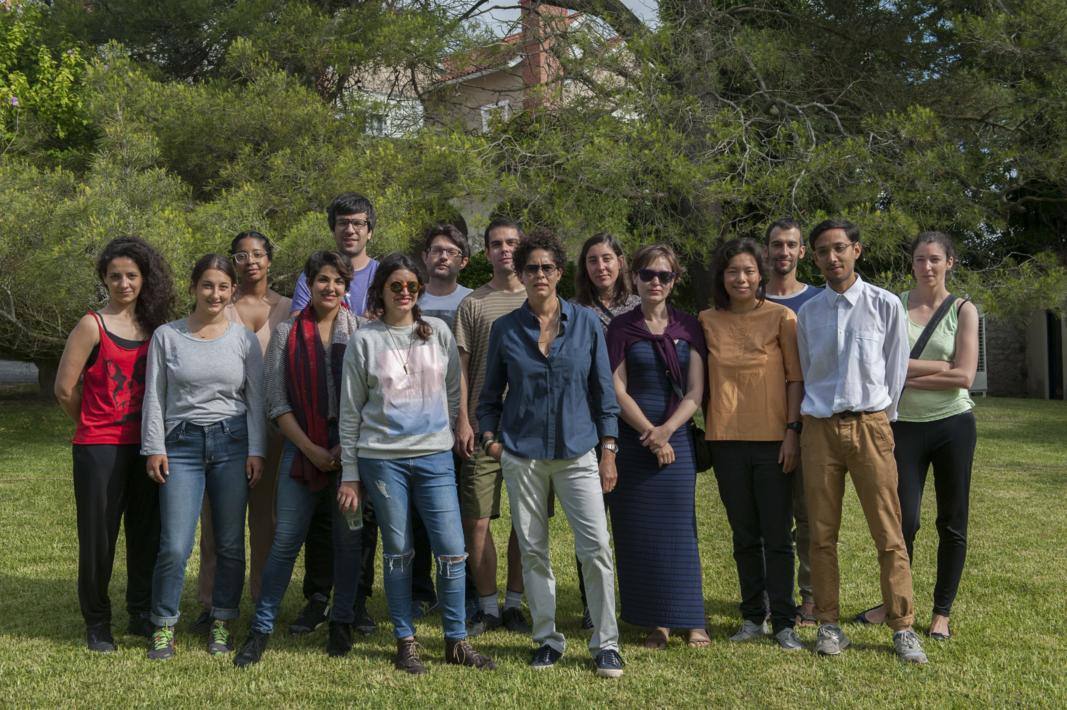 La artista Julie Mehretu directora del Taller de Artes Plásticas 'Perdiendo el Norte' de la Fundación Botín posa en Villa Iris junto a catorce de los quince artista participantes.