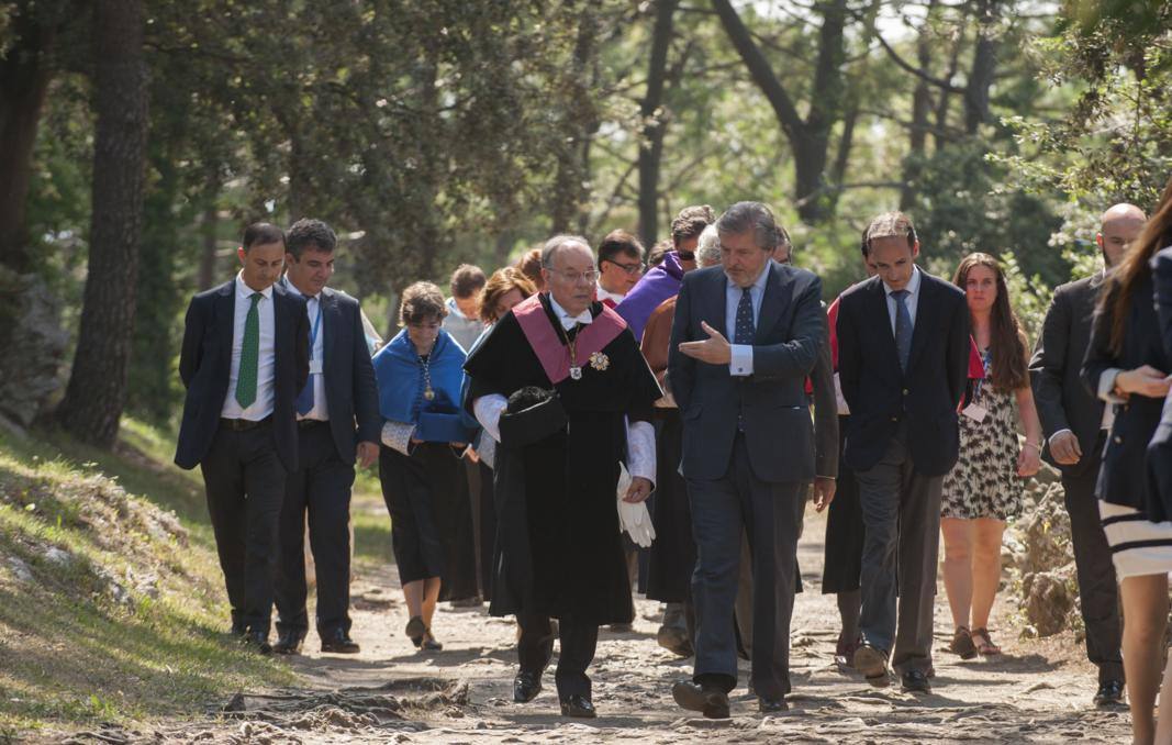 El ministro de Educación, Cultura y Deporte, Iñigo Méndez de Vigo (d), acompañado por el rector de la UIMP, César Nombela a su llegada a la inauguración de los Cursos de Verano de la Universidad Internacional Menéndez Pelayo 2015.