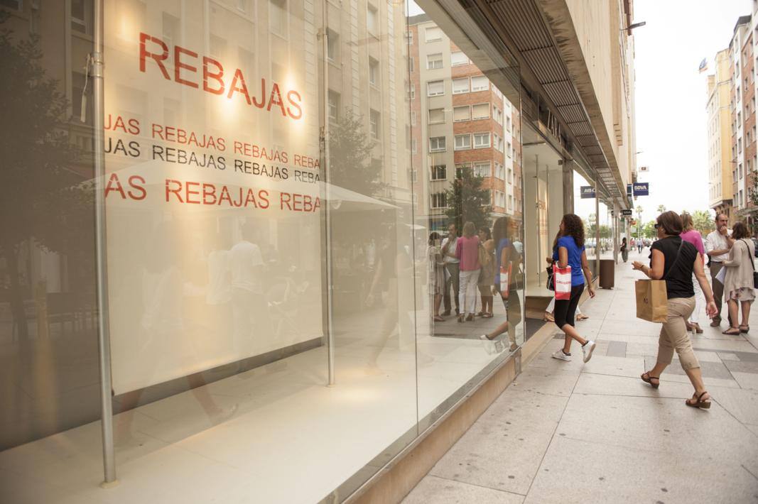 Llegaron las rebajas de veranos a los comercios de Santander.