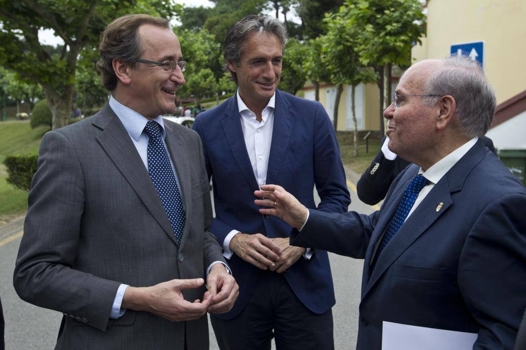El ministro de Sanidad, Alfonso Alonso (c), acompañado por el alcalde de Santander, Iñigo de la Serna y por el rector de la UIMP, César Nombela (i) antes de inaugurar el curso de la UIMP: "Los modelos innovadores de acceso a medicamentos".