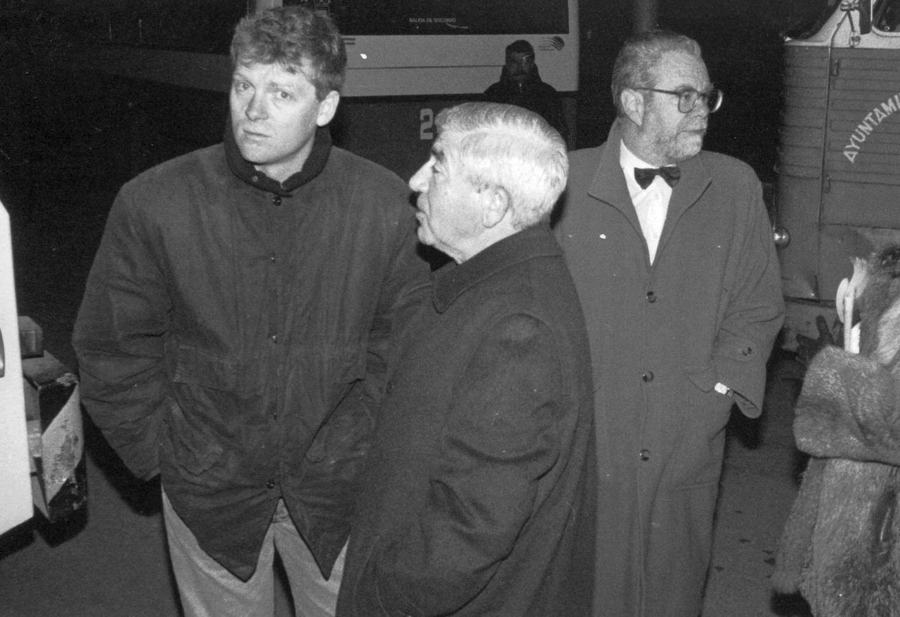 1992. Derrumbe del Hotel Bahía, en Santander. El propietario del hotel, Armando Alvarez (c), junto a los arquitectos.