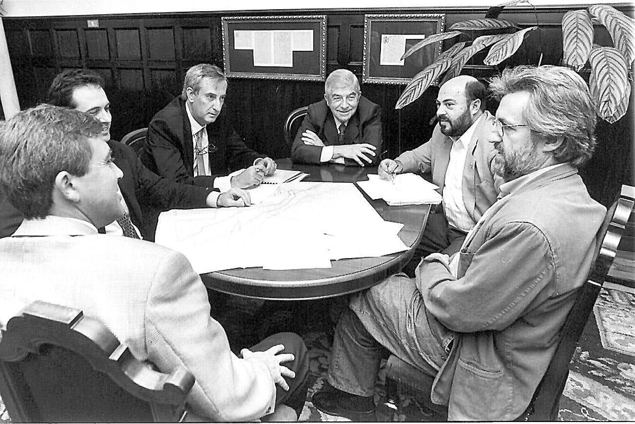 1998. Reunión entre el Ayuntamiento de Torrelavega y Armando Alvarez, centro, sobre el  trazado del "Arco Norte".